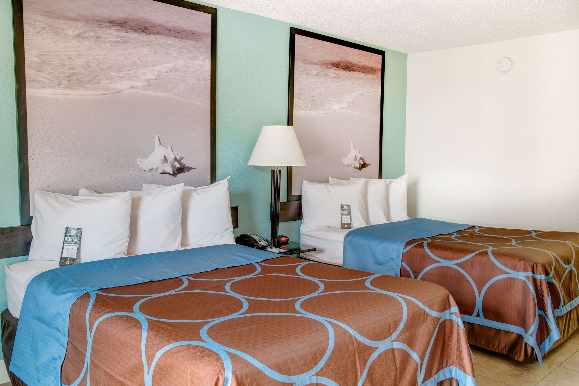 DELUXE, 2 DOUBLE BEDS, SMOKING