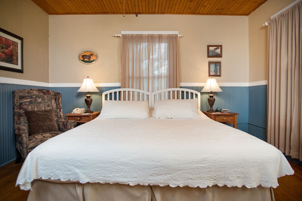 Highland Lake Inn & Resort 25/77