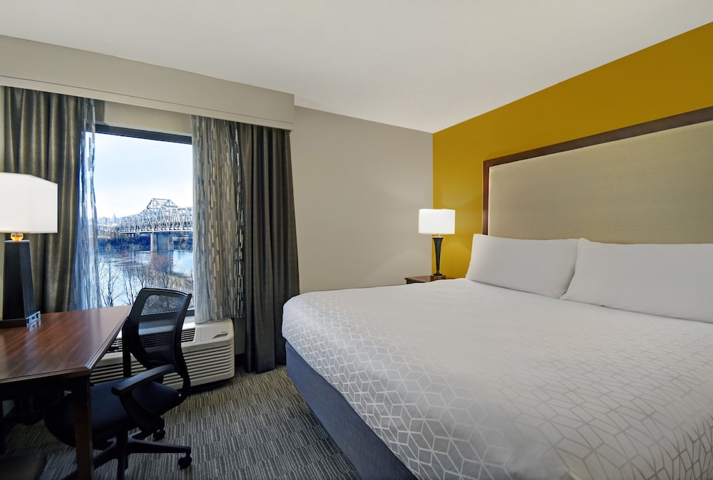 Holiday Inn Express and Suites Cincinnati Riverfront, an IHG Hotel 22/64