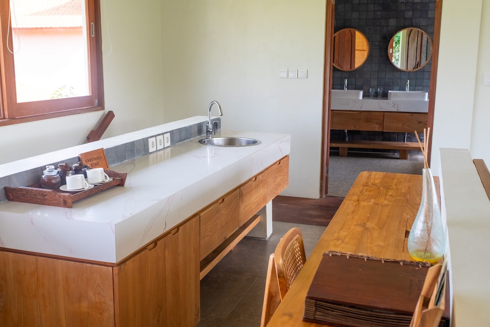 Upstairs, Villa, King Bed, Balcony، Tegal Sari Accommodation 4/6