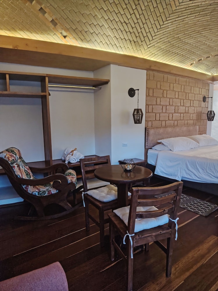 La Alhambra Hotel 38/50