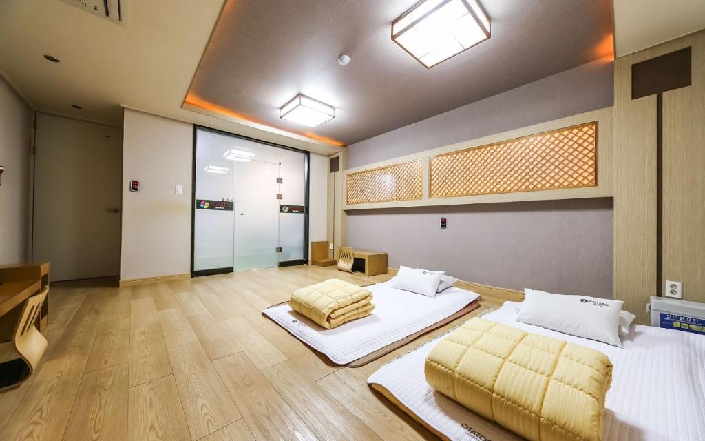 Potato Motel 8/63