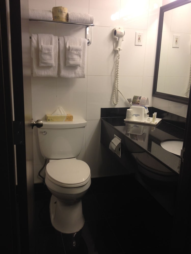 Howard Johnson Hotel Edmonton AB 14/30