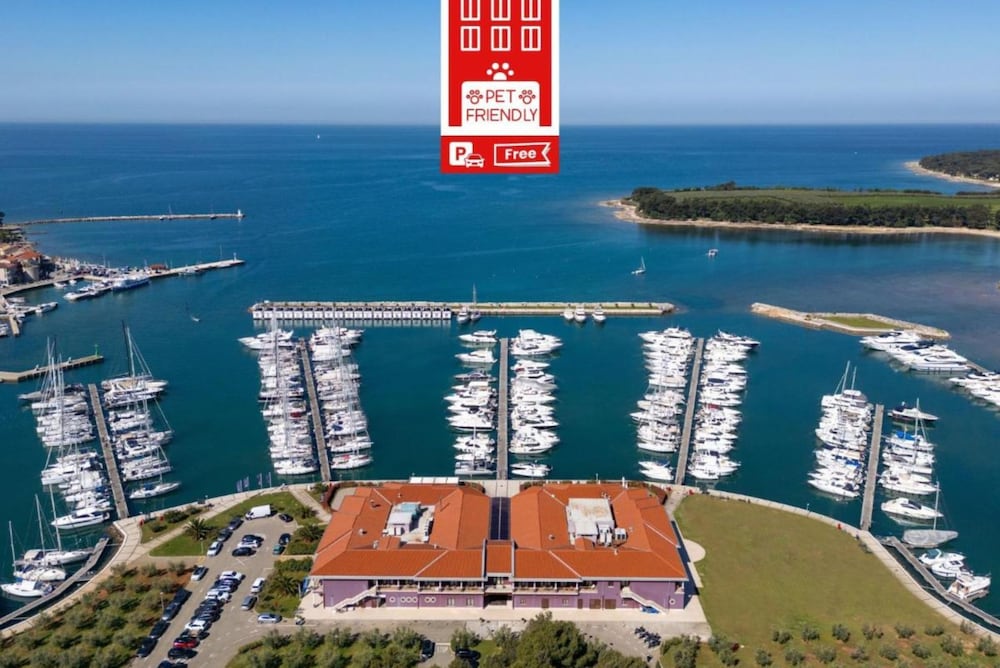 Hotel Nautica 67/72