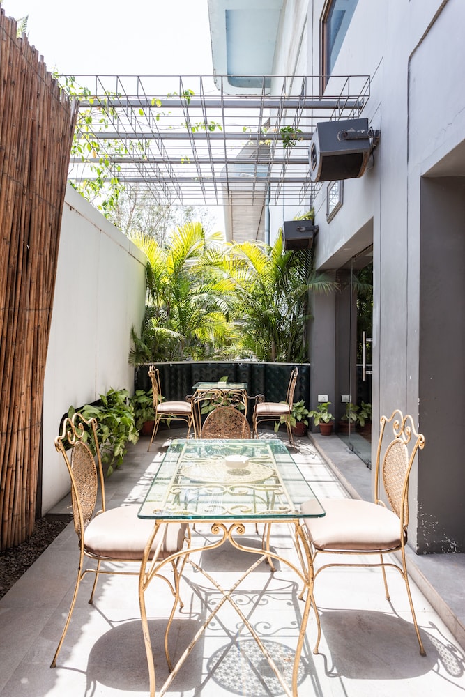 The Maya Hotel 48/50