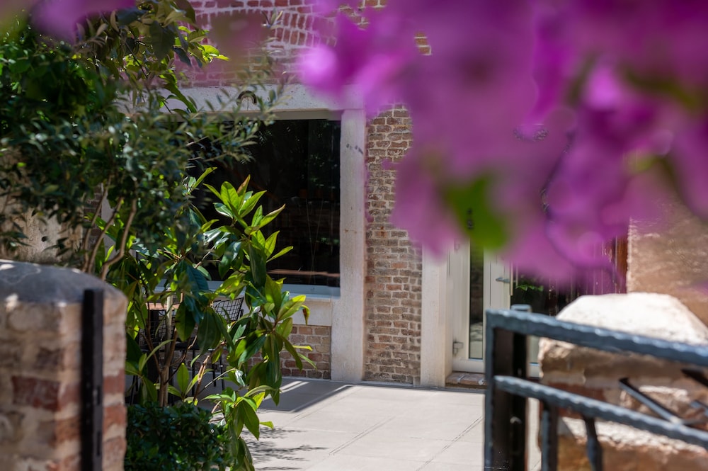 Azur Palace Luxury Rooms 79/82