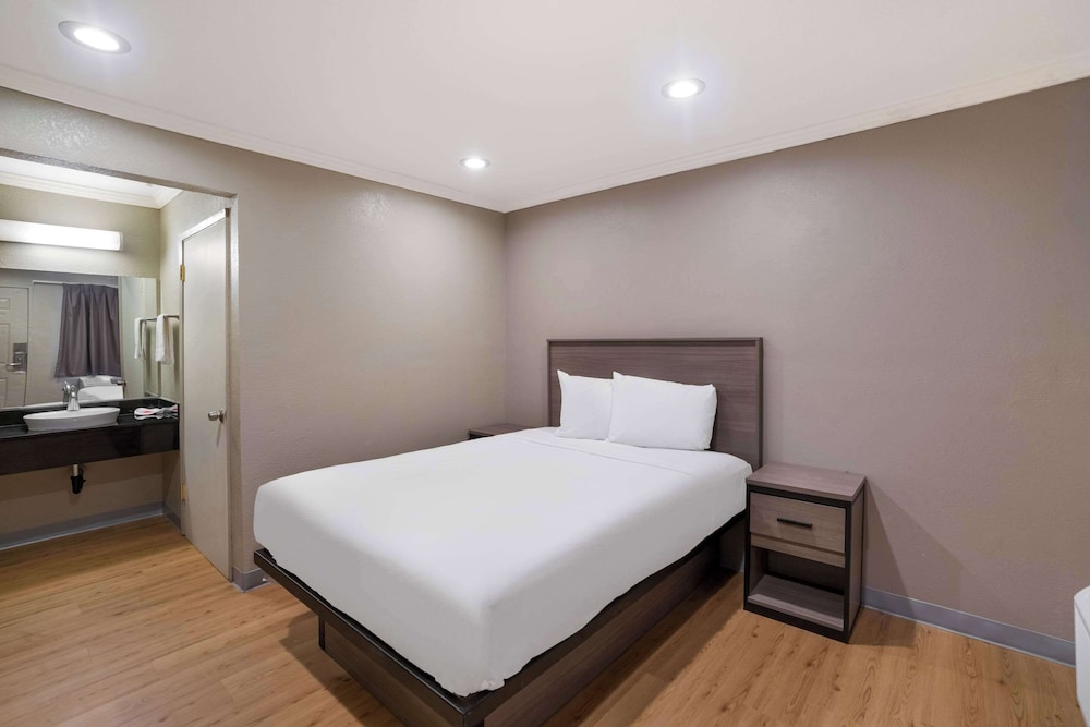 Standard, Queen Bed, Smoking