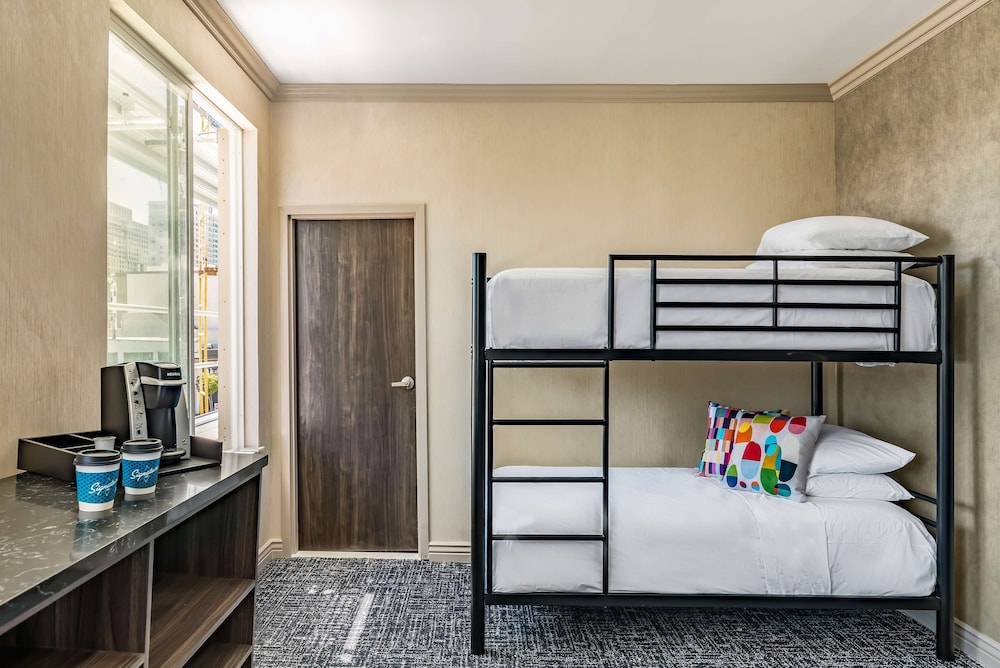 EXECUTIVE, SUITE, MULTIPLE BEDS