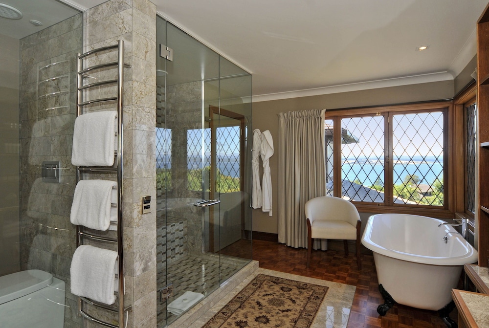 LAKE TAUPO LODGE 29/34