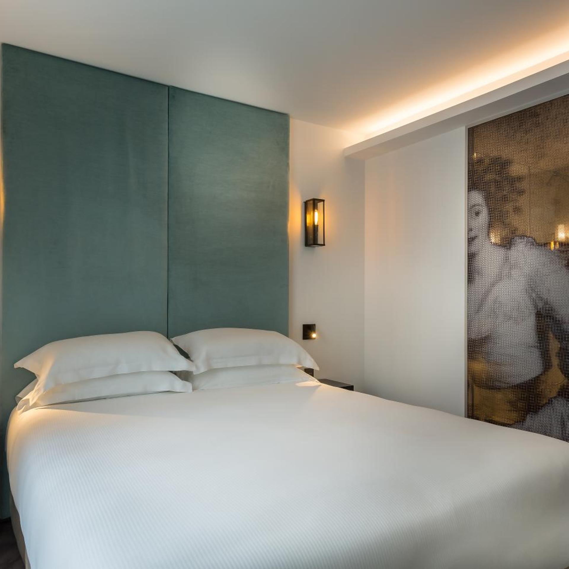 Double Bed, Eiffel Side View