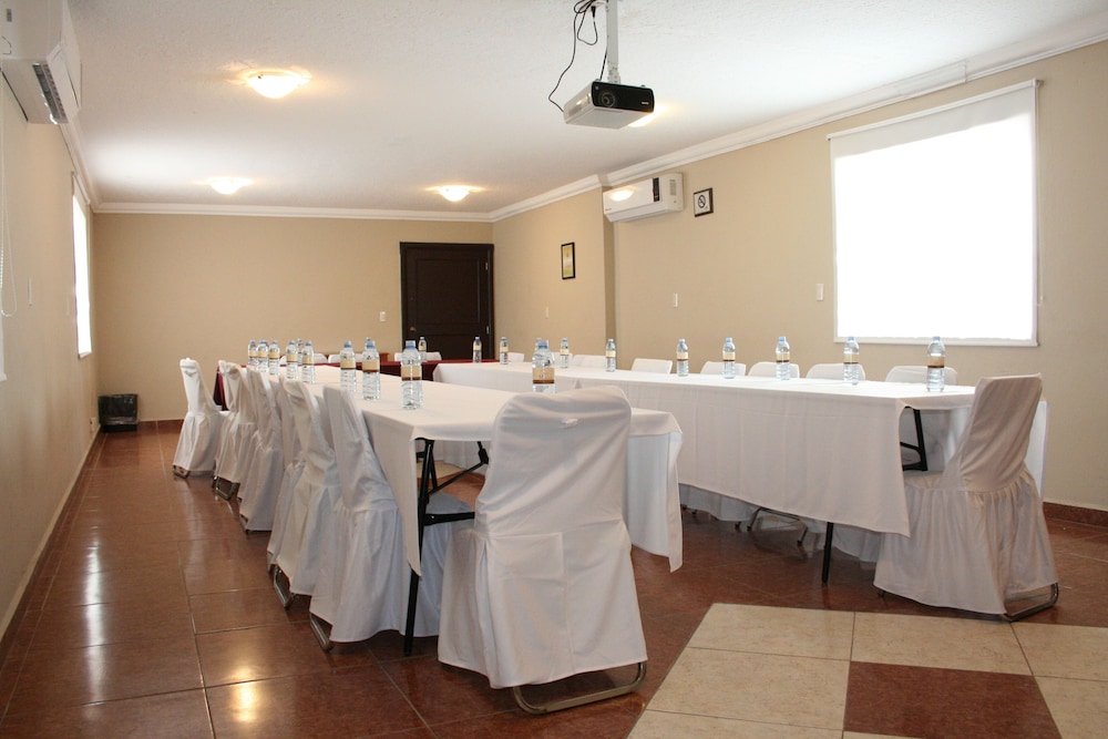 DEL MARQUES HOTEL AND SUITES 48/53
