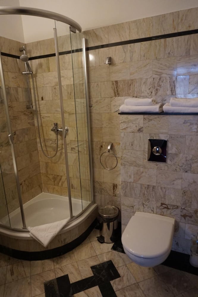 Dwor Polski Hotel 50/50