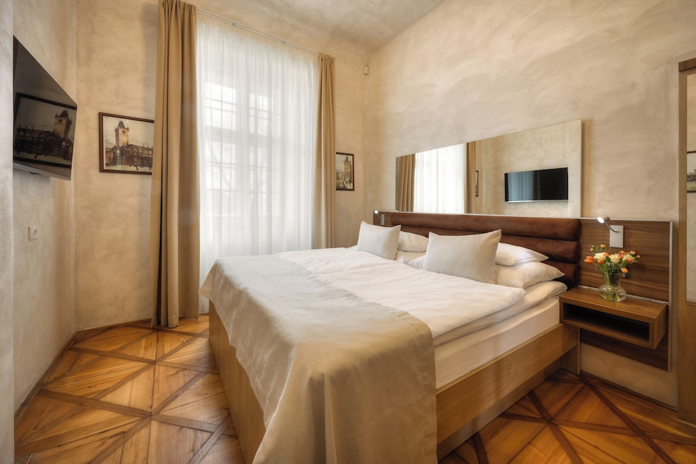 Monastery Hotel 38/89