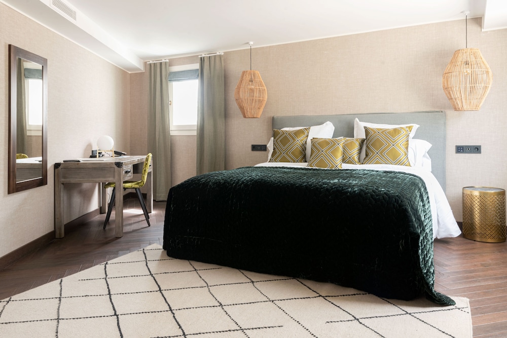 SUITE, KING BED, KITCHEN