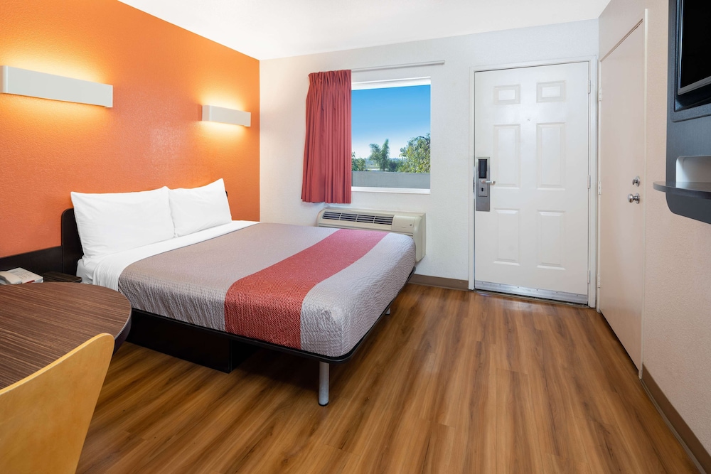 Motel6 Ventura, CA - South 25/61