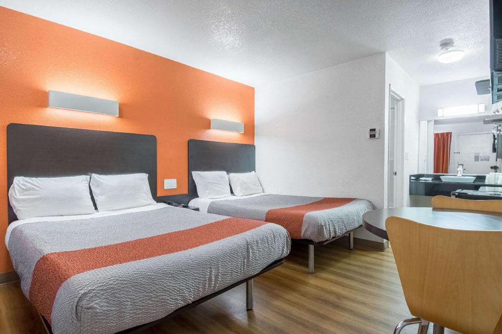 2 Full Beds - Non-Smoking, Mini Fridge، Motel6 Bakersfield, CA - Central 2/5