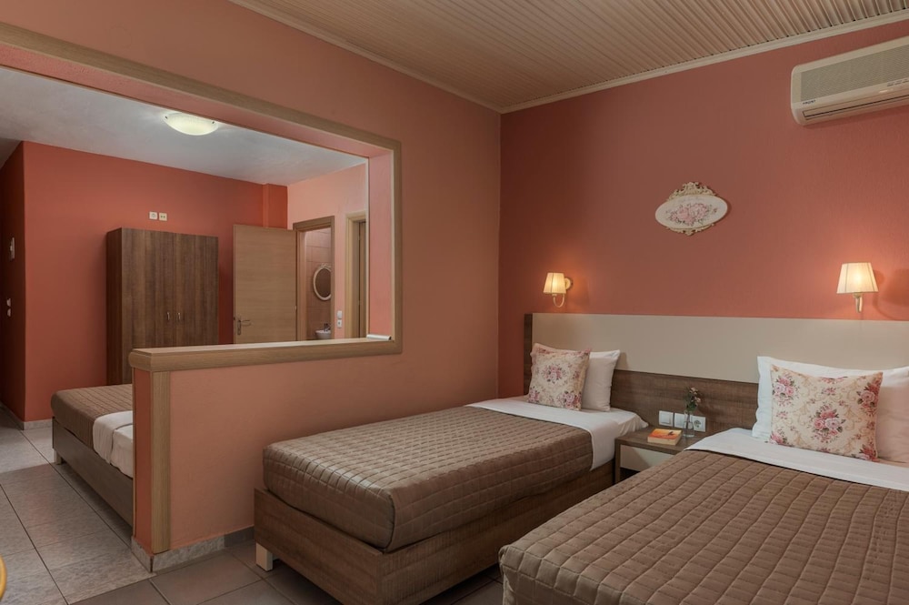 Ouzas Hotel 13/38