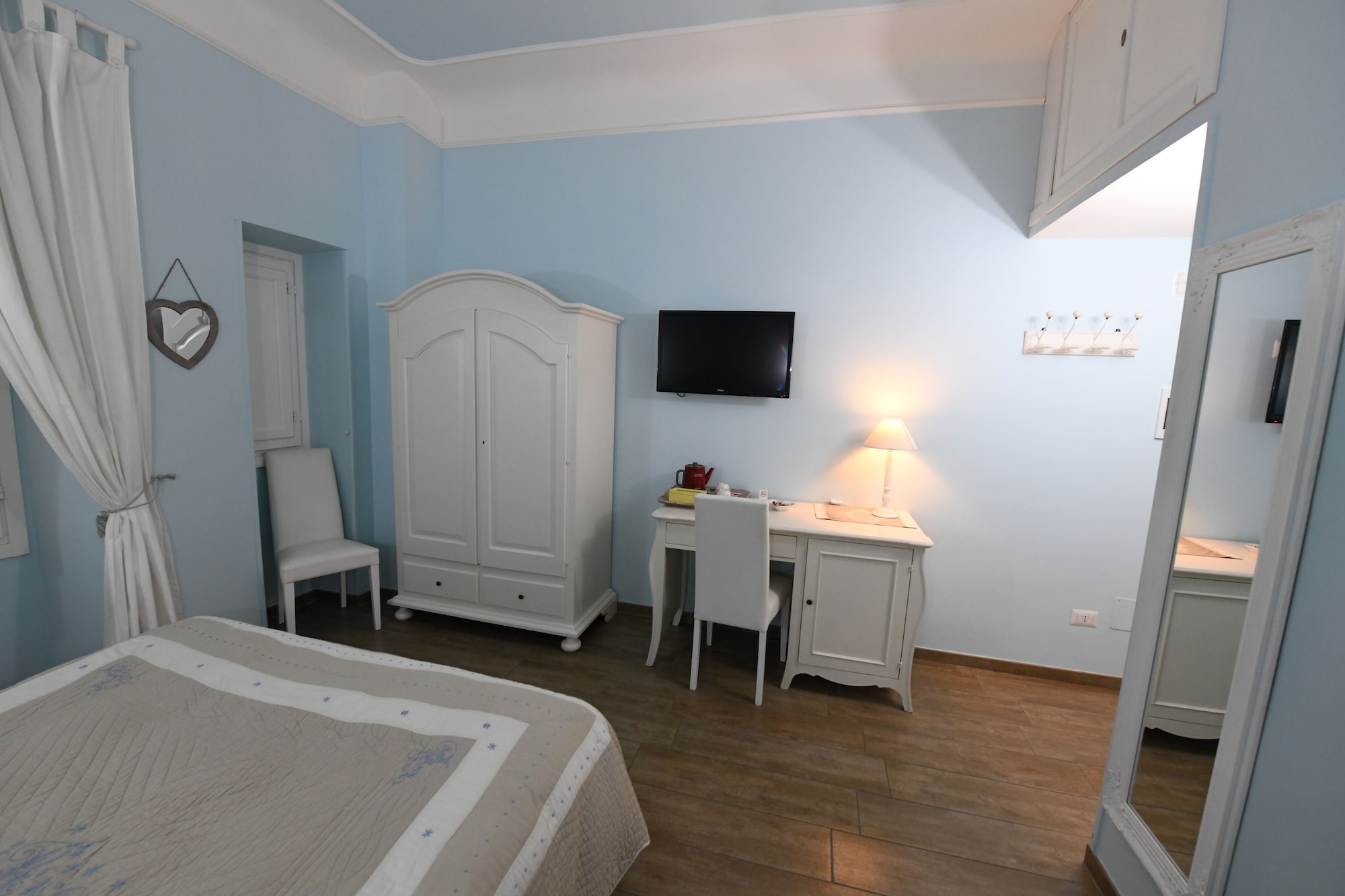 QUEEN BED