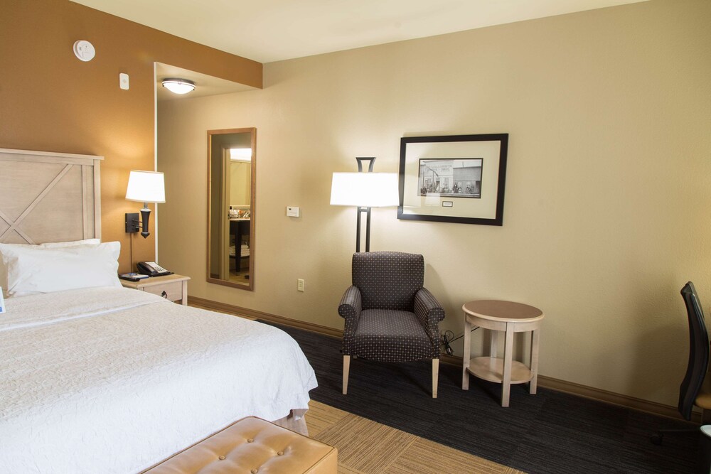 Hampton Inn Suites Dodge City 11/38