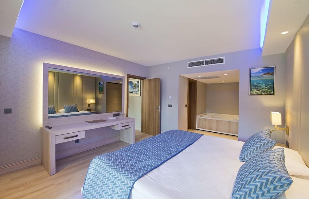 Deluxe, Suite, Double Bed, Land Side, 2 Sofa, Hot Tub