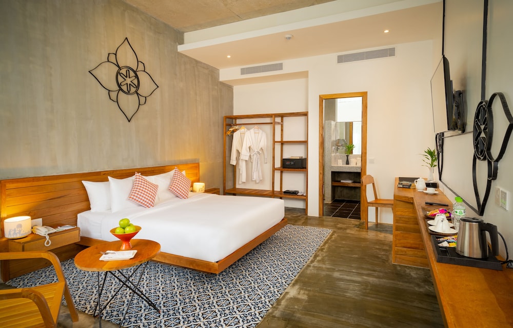 Premier, King Bed, Pool Access