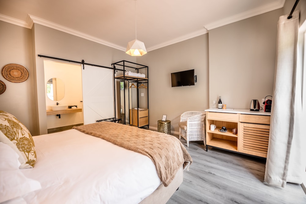 ROOM, DOUBLE BED