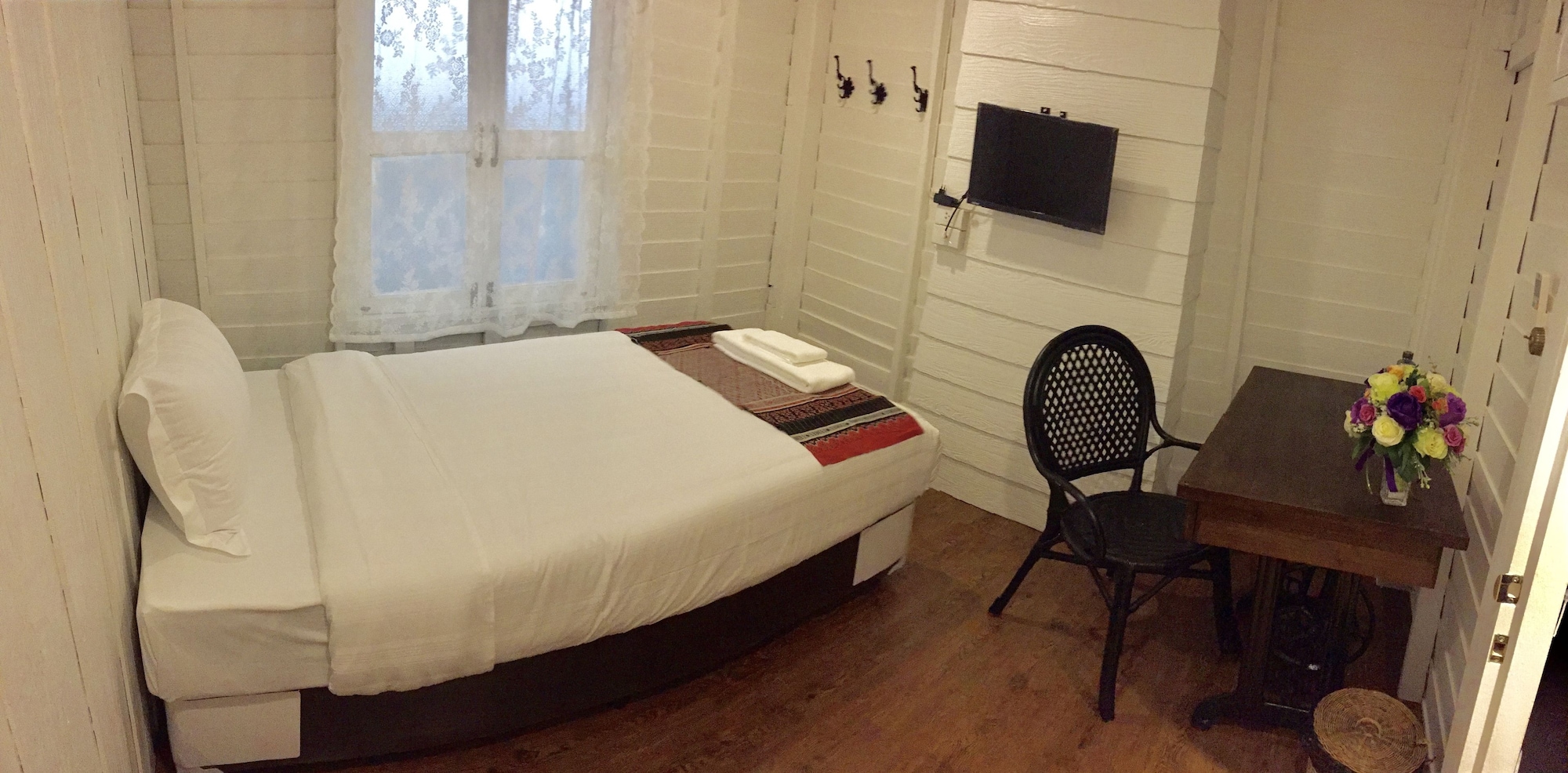 ROOM, SINGLE, SHARED BATHROOM