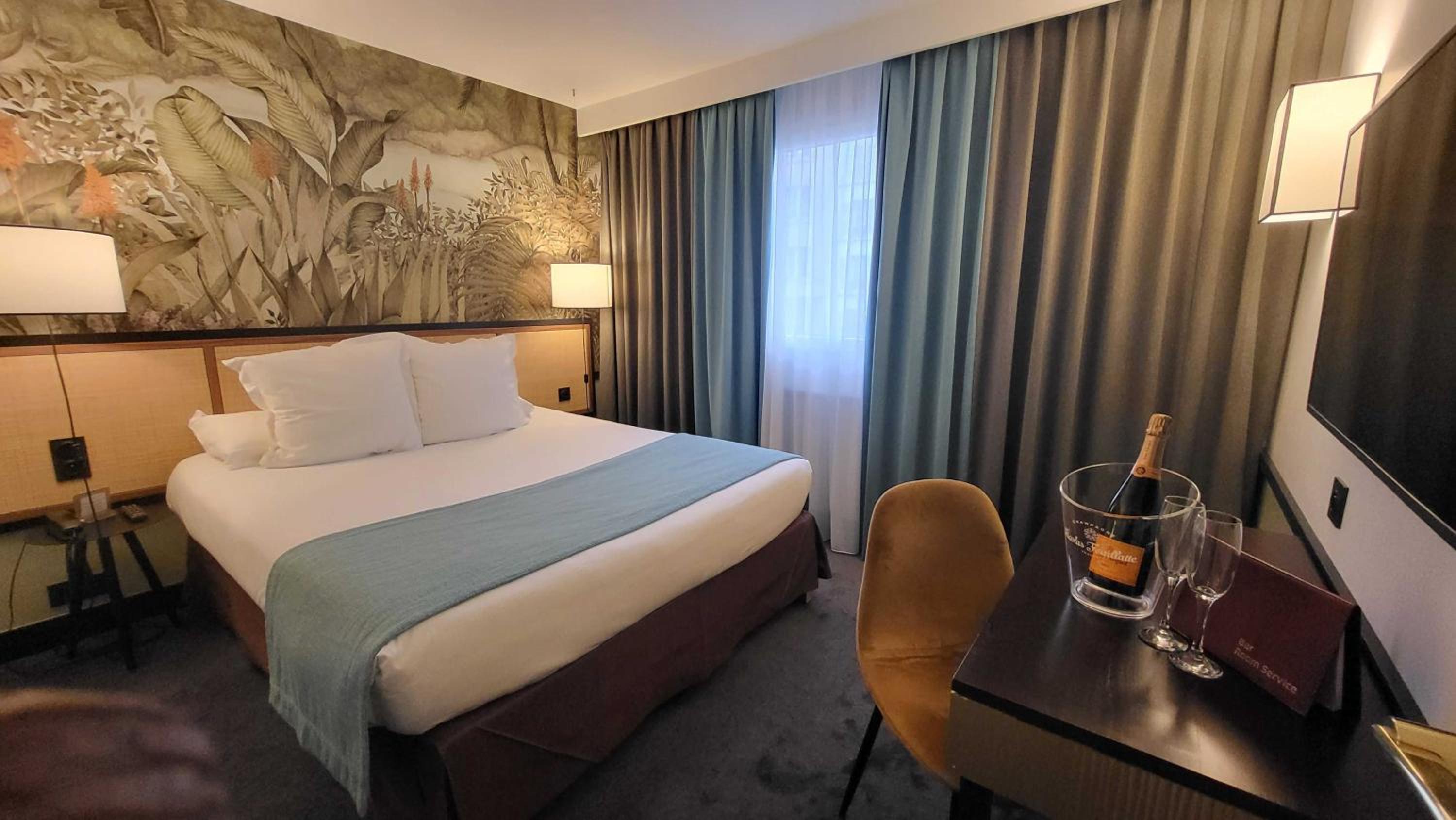 Classic, Queen Bed