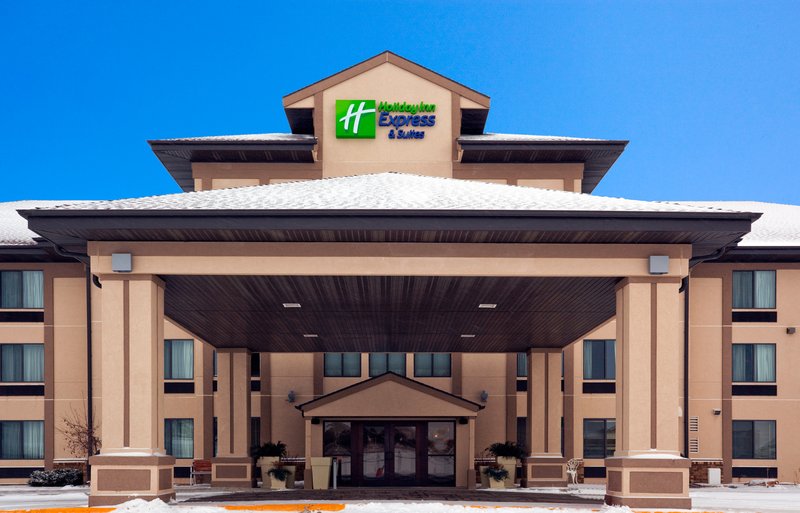 Holiday Inn Express Hotel Suites Winner 4/74