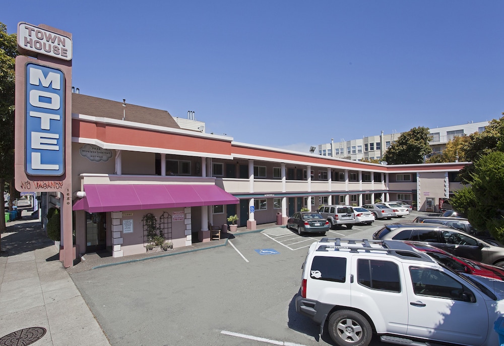 Town House Motel image