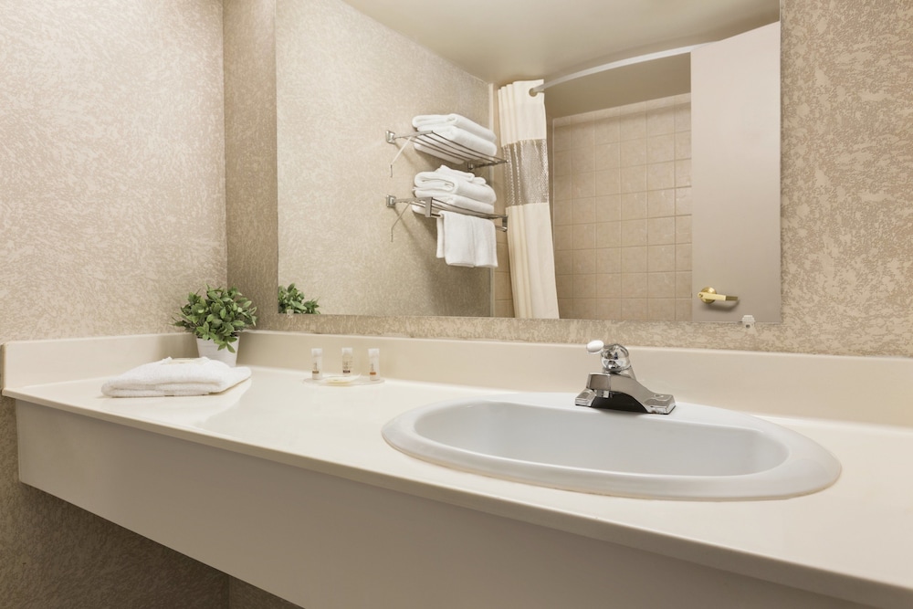 Days Inn by Wyndham Ottawa Airport 43/48