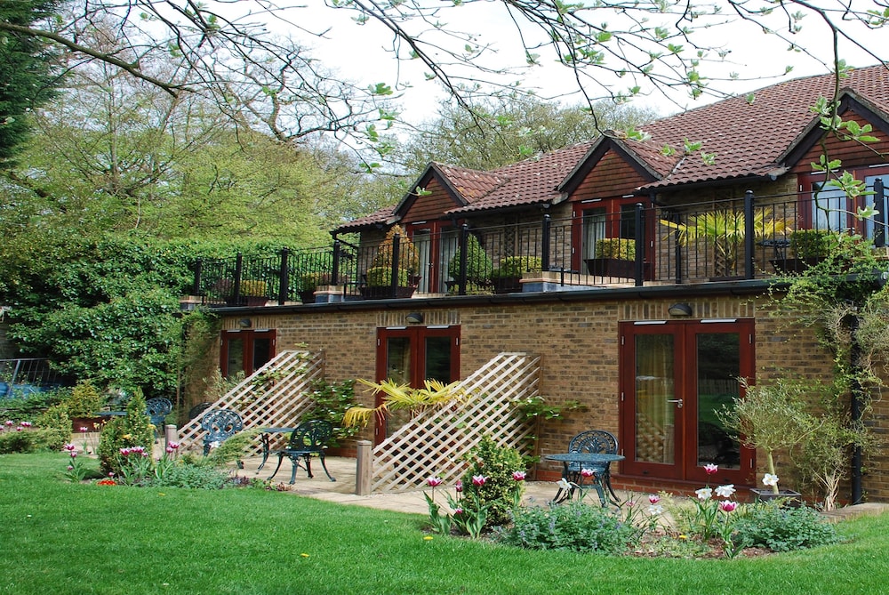 Best Western Plus Grim's Dyke Hotel