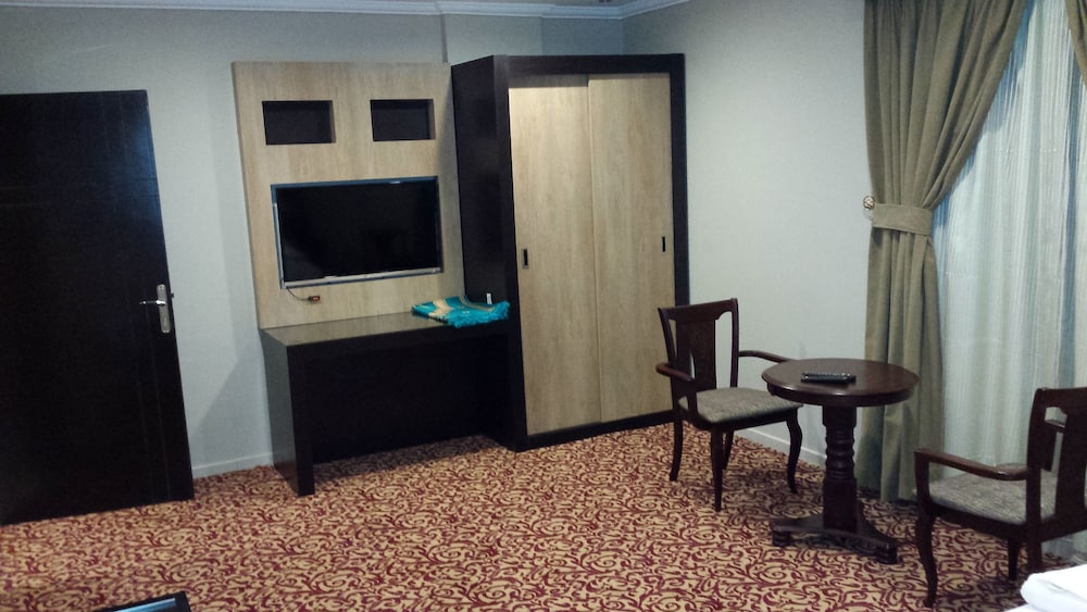 Ashbona Suites 37/41