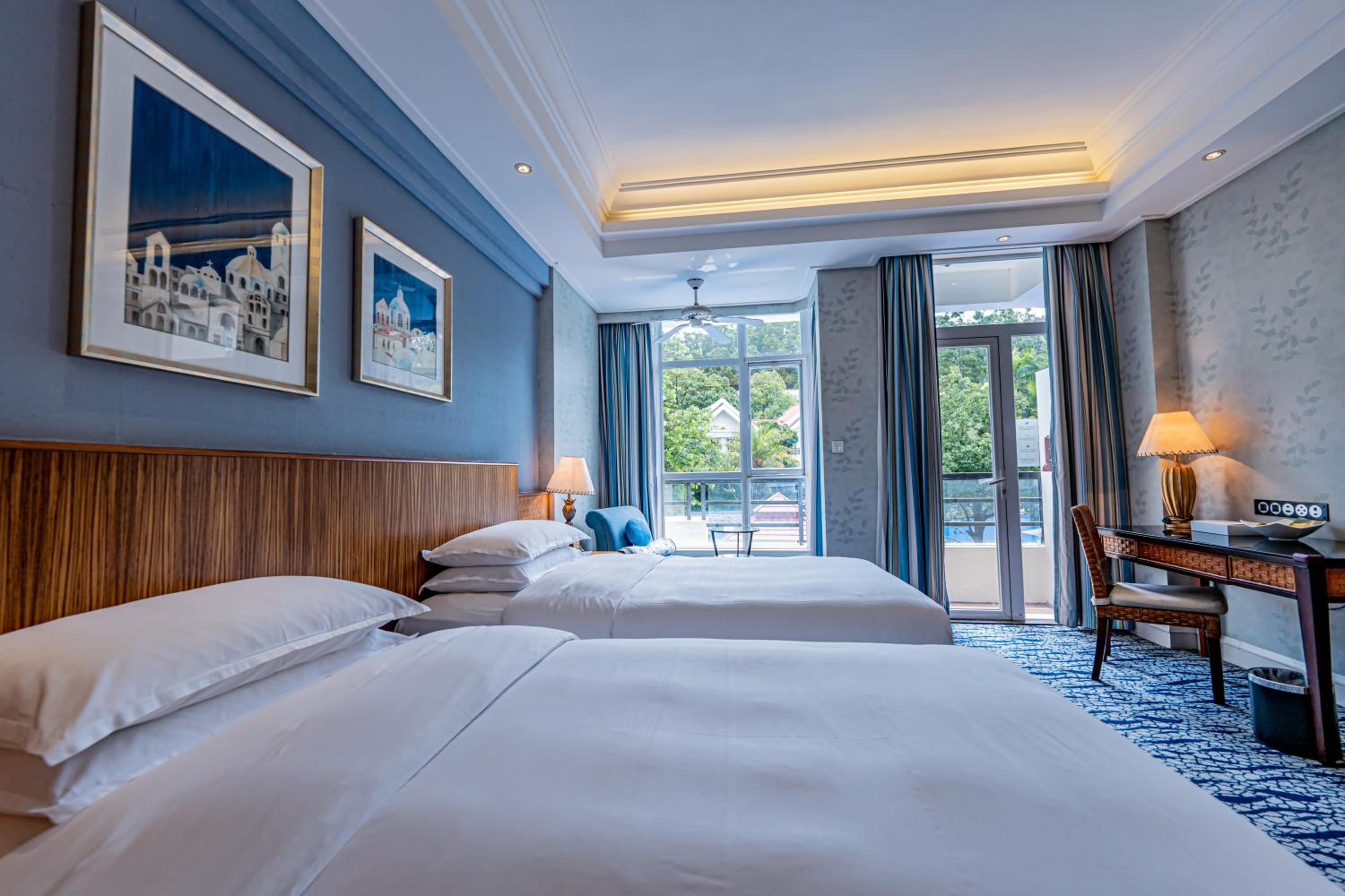 Superior, Twin Beds, Pool Side