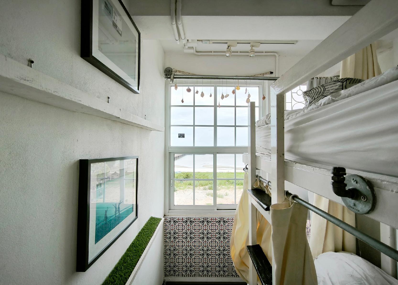 Mixed Dorm, Middle Bed