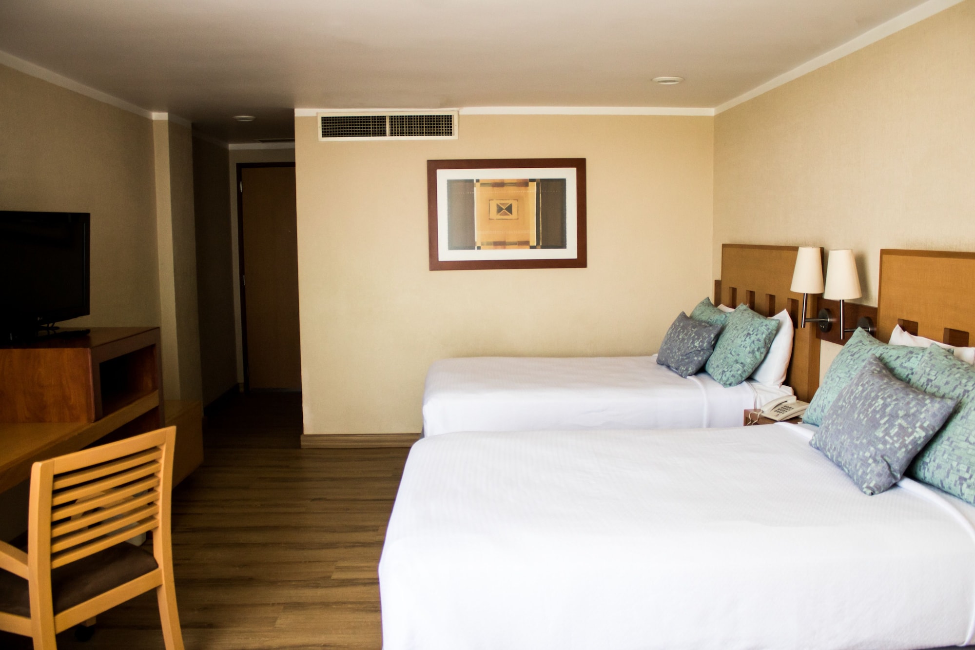 STANDARD, 2 DOUBLE BEDS