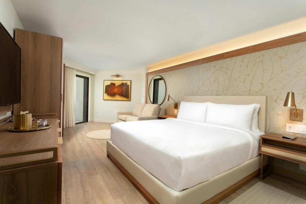 Verde, Guest Room, King Bed, Beach View, Pool View, Sofa, High Floor