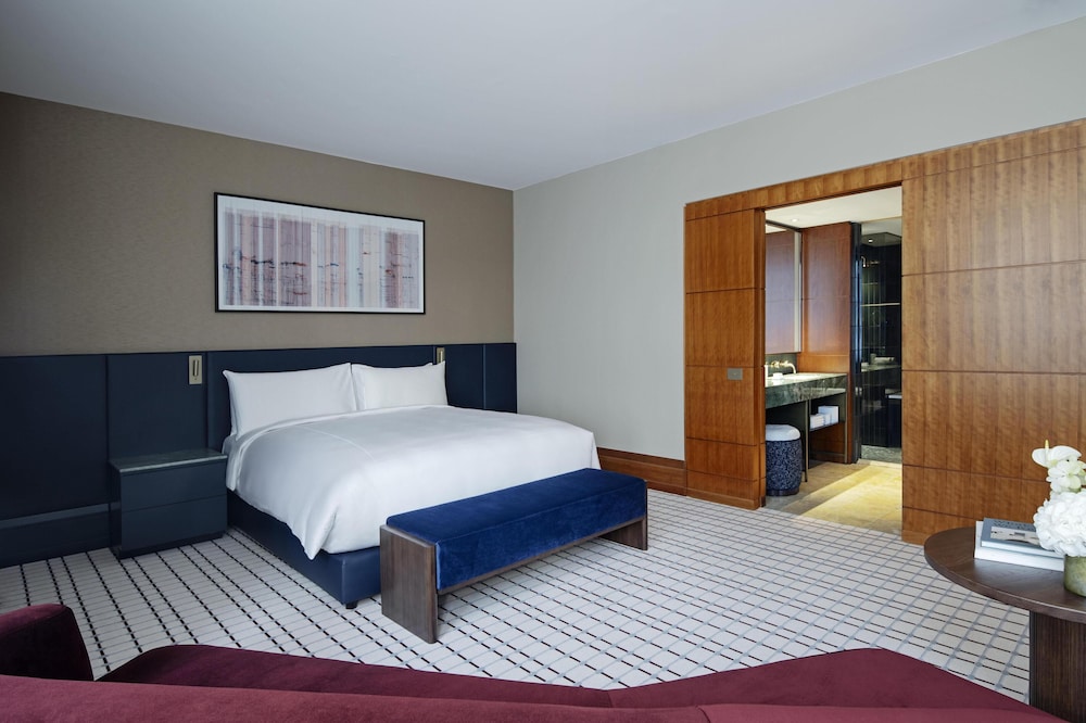 EXECUTIVE, KING BED