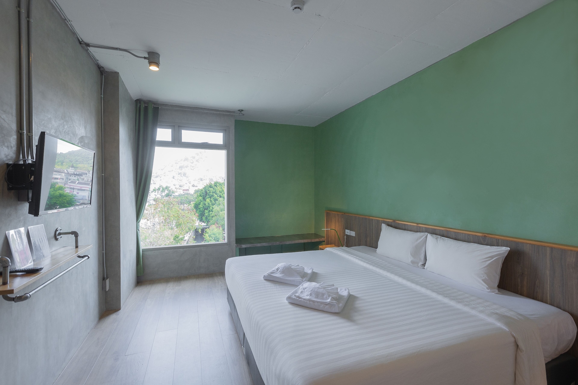 DELUXE, DOUBLE BED