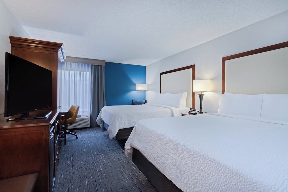 غرفة قياسية بسريرين كوين لذوي الإعاقة، Holiday Inn Express and Suites Cincinnati Riverfront, an IHG Hotel 3/8