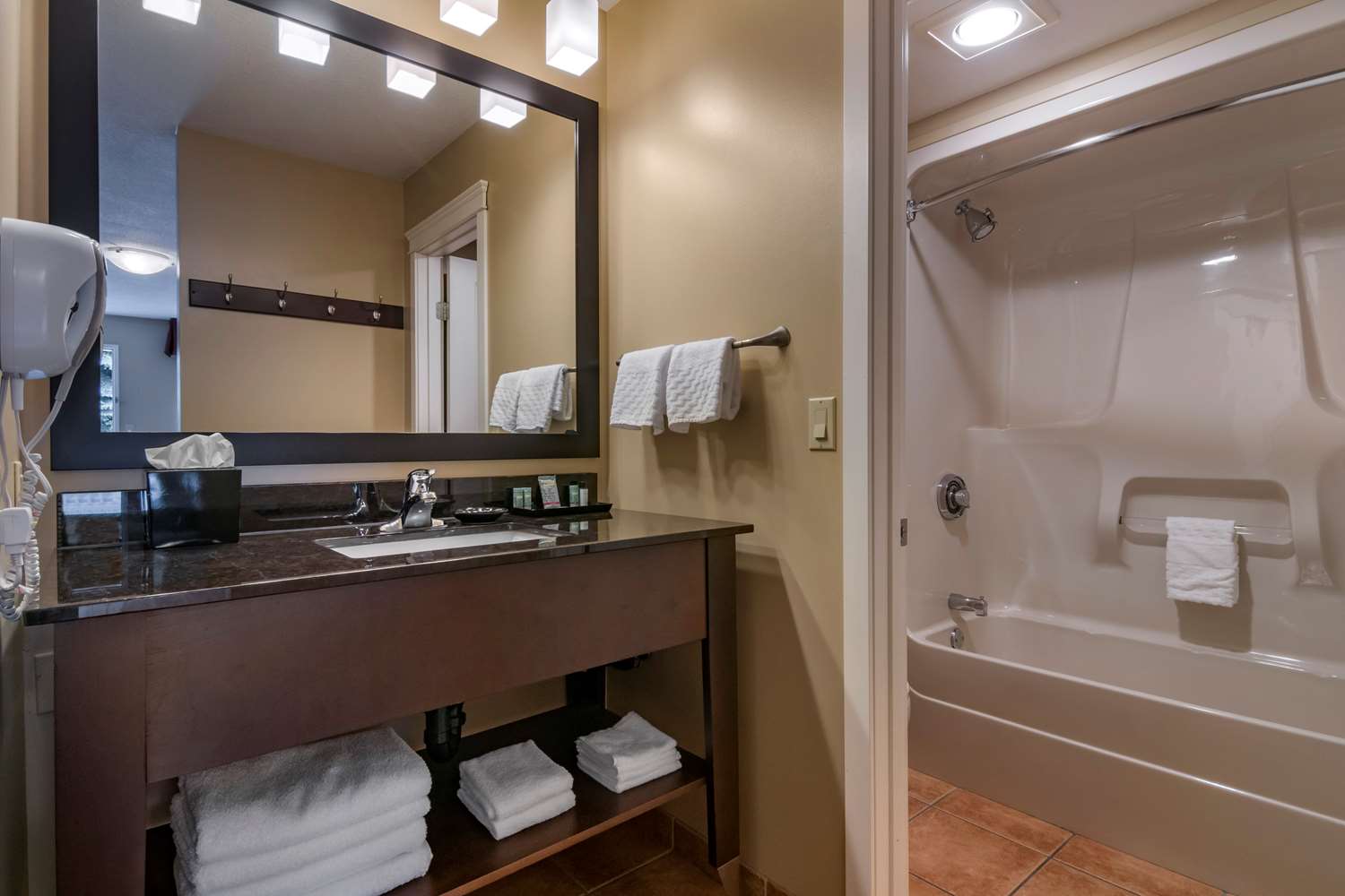 غرفة بسريرين كوين يُسمح فيها بالحيوانات الأليفة في الطابق الأرضي، Best Western Sicamous Inn 6/7