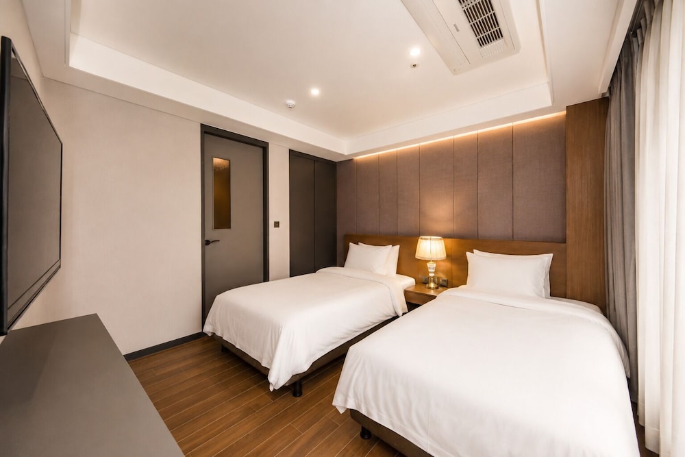 Pool, Suite, Villa, King and Twin Beds