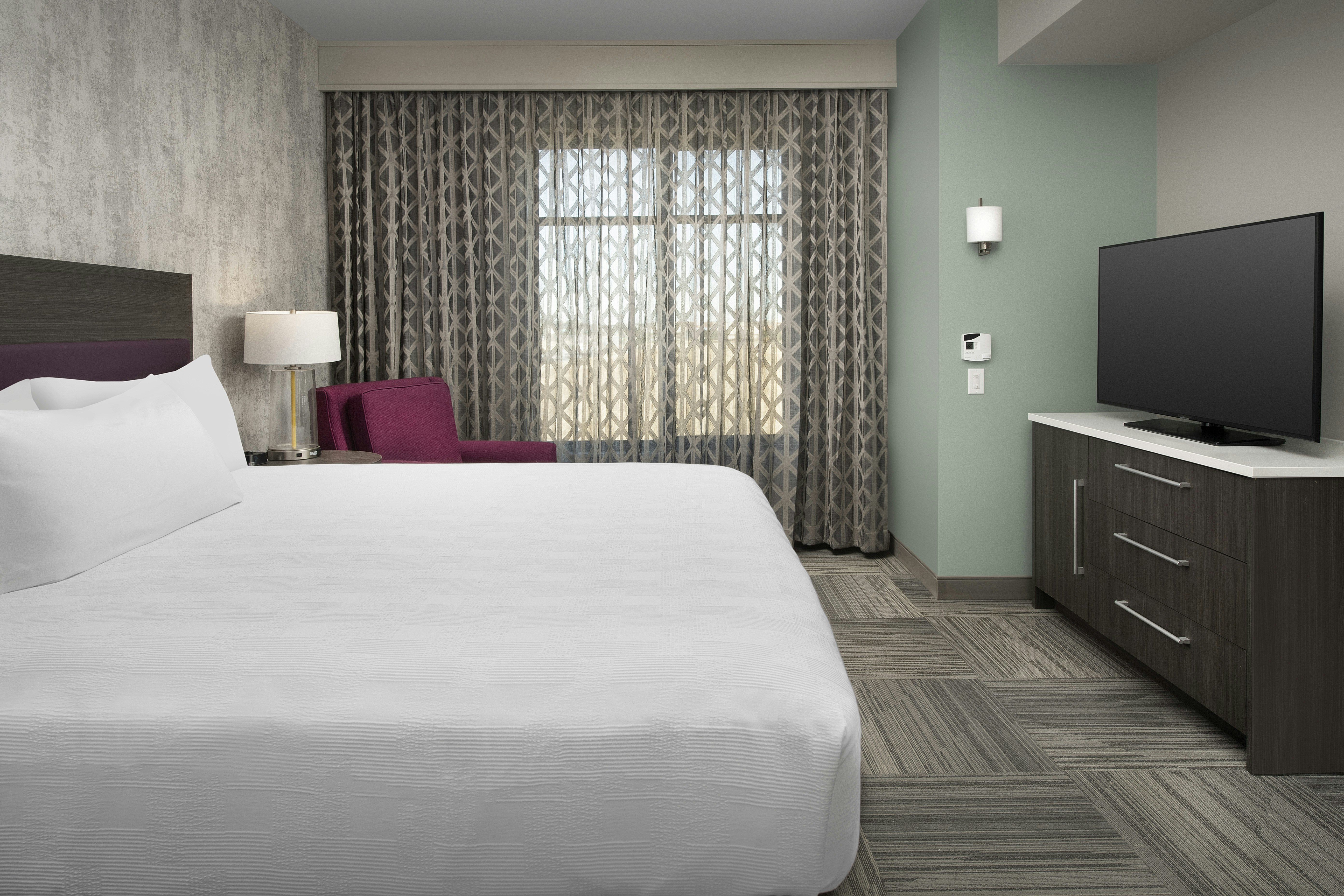 SUITE, KING BED, ACCESSIBLE
