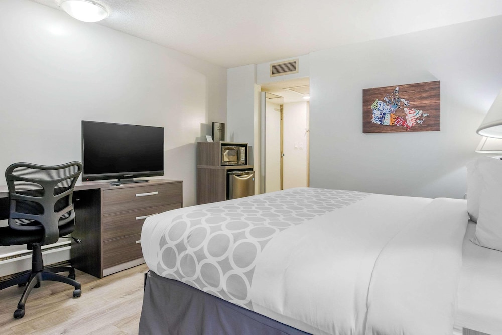 Super 8 by Wyndham Macleod Trail Calgary 9/60