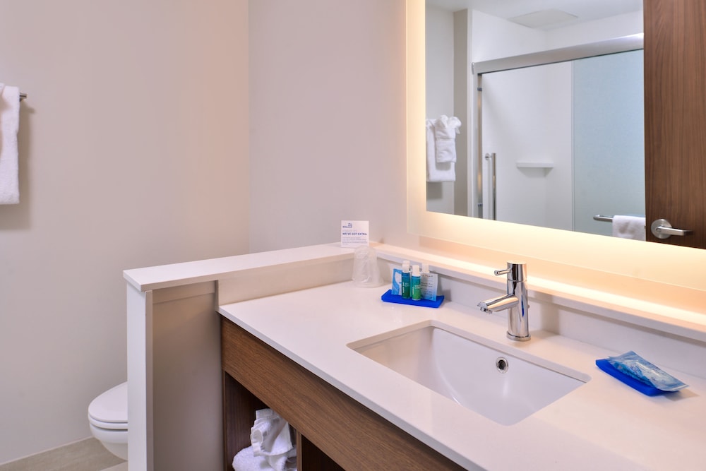 Holiday Inn Express Suites Farmville 22/53