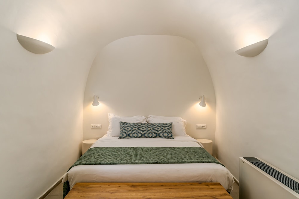 SUITE, KING BED, CALDERA VIEW, SEA VIEW, OUTDOOR JETTED TUB
