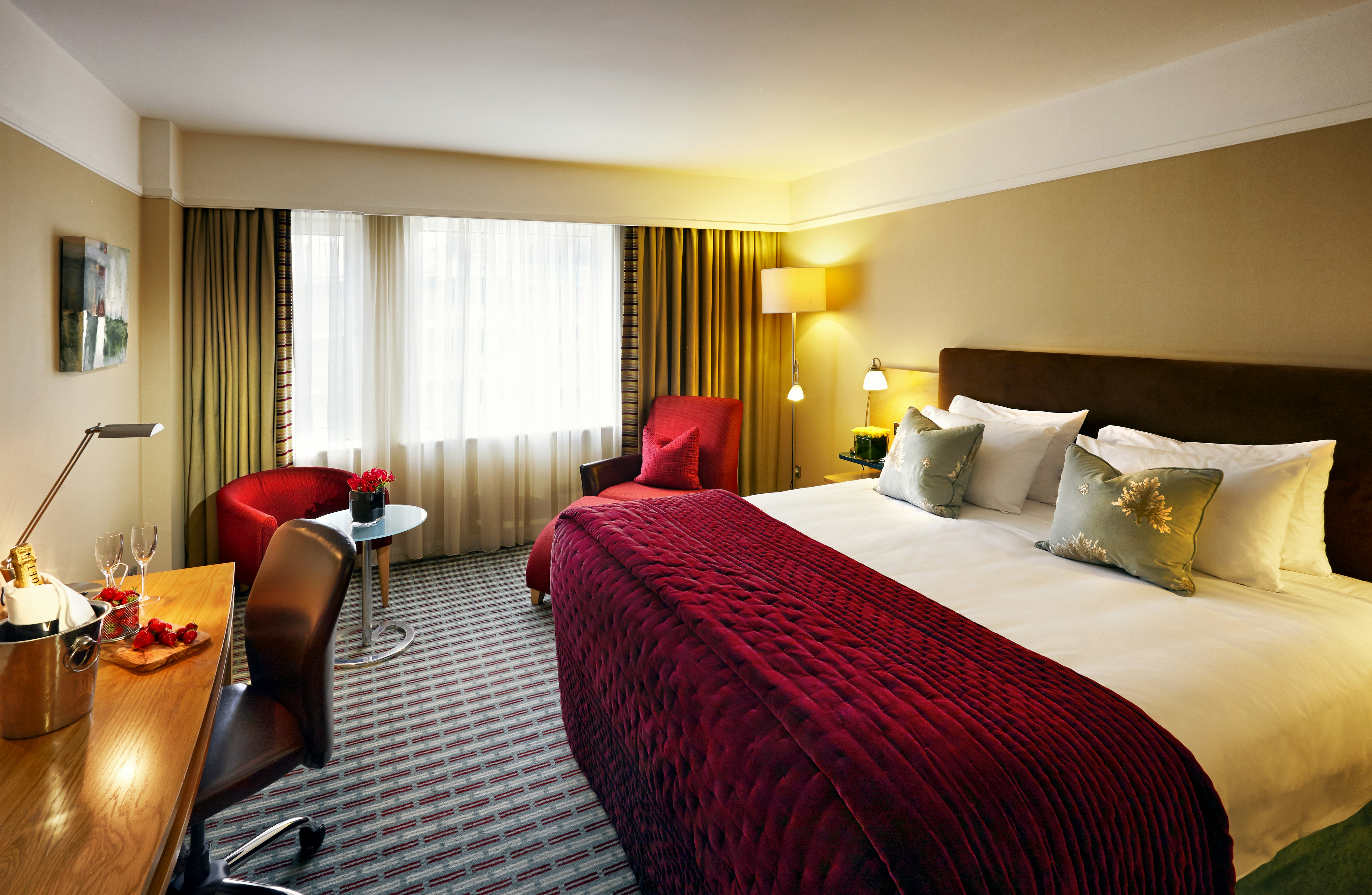 DELUXE, KING BED