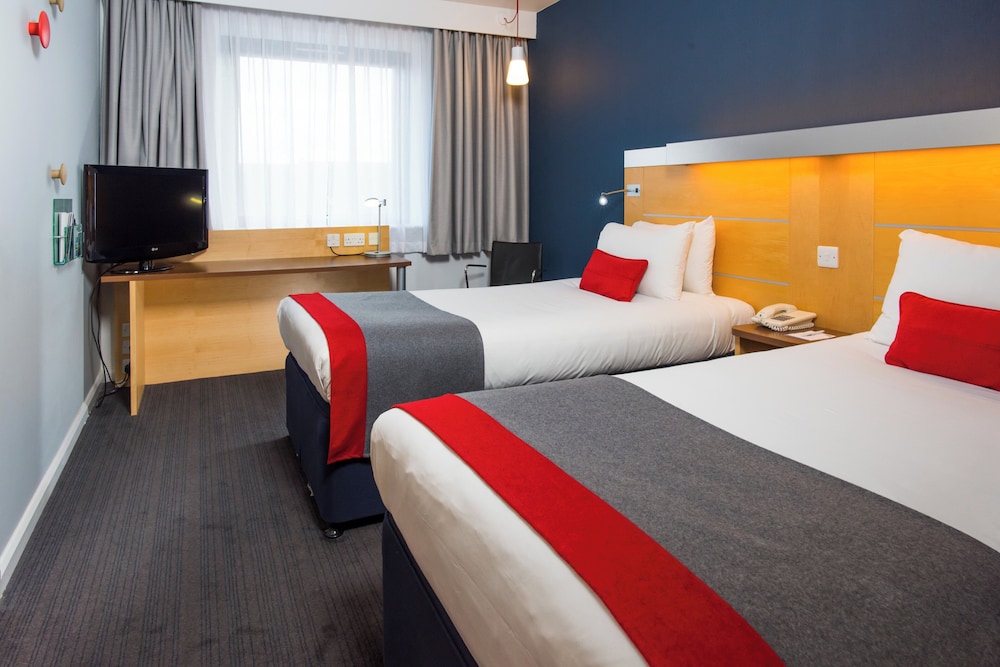 Standard, Twin Beds, Holiday Inn Express Hemel Hemptstead 2/3
