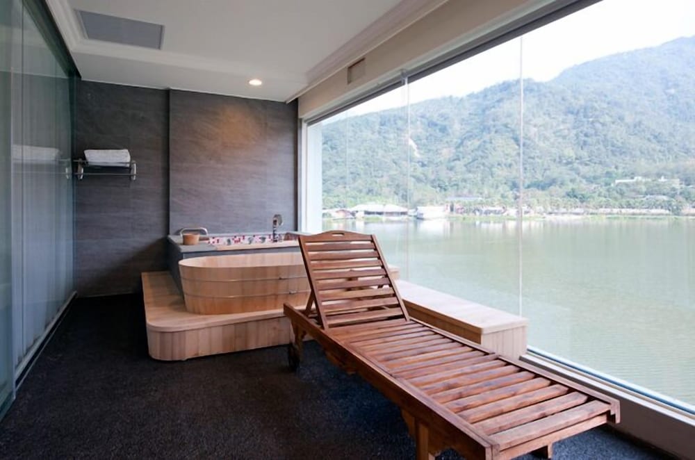 Lakeside Resort Hotel 25/50