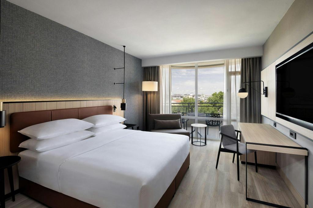Guest Room, Deluxe, King Bed, Resort View, City View, Balcony